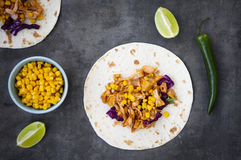 Wraps with marinated jackfruit, maize, red cabbage, coriander, lime and chili - LVF07705