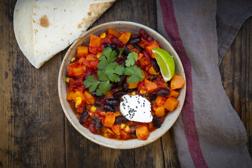 Schüssel mit Chili sin Carne und Fladenbrot - LVF07709