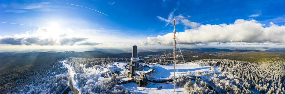 Deutschland, Hessen, Schmitten, Luftbild Großer Feldberg, Luftbildmast der hr und Aussichtsturm im Winter - AMF06736