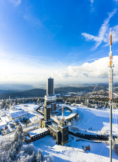 Deutschland, Hessen, Schmitten, Luftbild Großer Feldberg, Luftbildmast der hr und Aussichtsturm im Winter - AMF06737