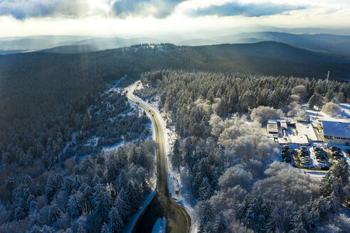 Deutschland, Hessen, Schmitten, Luftbild Großer Feldberg, Straße und Wald im Winter - AMF06738