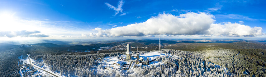 Deutschland, Hessen, Schmitten, Luftbild Großer Feldberg, Luftbildmast der hr und Aussichtsturm im Winter - AMF06740