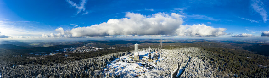 Deutschland, Hessen, Schmitten, Luftbild Großer Feldberg, Luftbildmast der hr und Aussichtsturm im Winter - AMF06741