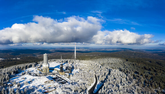 Deutschland, Hessen, Schmitten, Luftbild Großer Feldberg, Luftbildmast der hr und Aussichtsturm im Winter - AMF06742