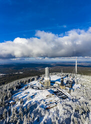 Deutschland, Hessen, Schmitten, Luftbild Großer Feldberg, Luftbildmast der hr und Aussichtsturm im Winter - AMF06743