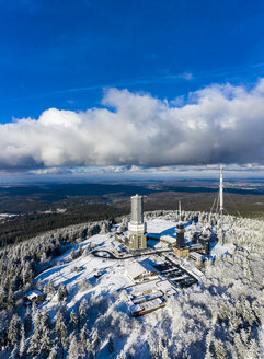 Deutschland, Hessen, Schmitten, Luftbild Großer Feldberg, Luftbildmast der hr und Aussichtsturm im Winter - AMF06743