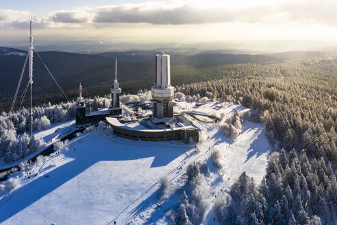 Deutschland, Hessen, Schmitten, Luftbild Großer Feldberg, Luftbildmast der hr und Aussichtsturm im Winter - AMF06746