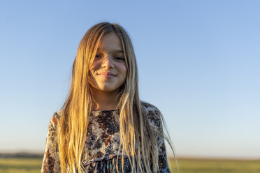 Porträt eines lächelnden blonden Mädchens bei Sonnenuntergang - ERRF00668
