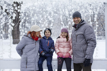 Familie mit zwei Kindern auf der Eislaufbahn, Porträt - ZEDF01831