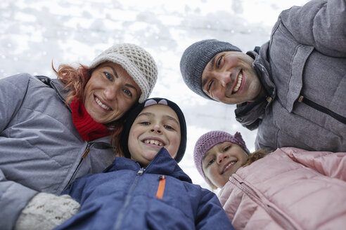 Familie mit zwei Kindern auf der Eislaufbahn, Porträt - ZEDF01836