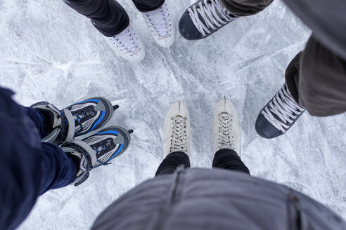 Familie mit zwei Kindern auf der Eislaufbahn, Nahaufnahme der Schuhe - ZEDF01837