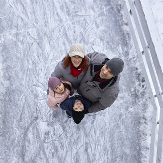 Familie mit zwei Kindern beim Schlittschuhlaufen auf der Eislaufbahn - ZEDF01843