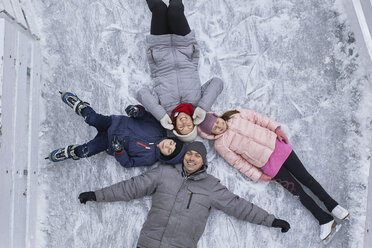 Familie mit zwei Kindern auf der Eislaufbahn, auf dem Eis liegend - ZEDF01844