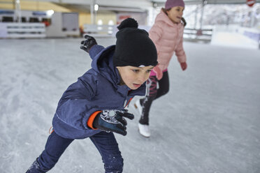 Bruder und Schwester beim Schlittschuhlaufen auf der Eislaufbahn - ZEDF01851