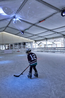 Junge spielt Eishockey auf der Eisbahn - ZEDF01861