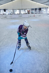 Junge spielt Eishockey auf der Eisbahn - ZEDF01862