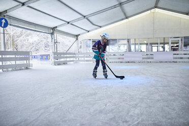 Junge spielt Eishockey auf der Eisbahn - ZEDF01863