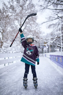 Porträt eines Jungen in Eishockeyausrüstung - ZEDF01865