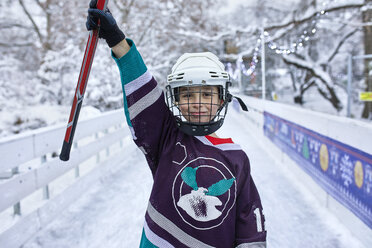 Porträt eines Jungen in Eishockeyausrüstung - ZEDF01866