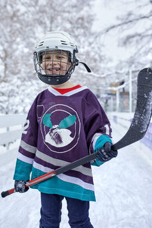 Porträt eines Jungen in Eishockeyausrüstung - ZEDF01867