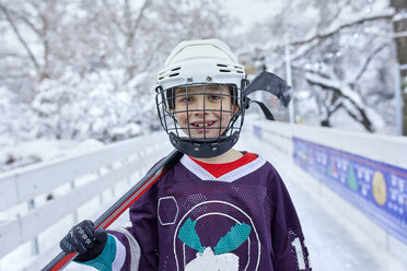 Porträt eines Jungen in Eishockeyausrüstung - ZEDF01868