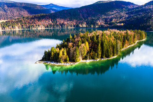 Deutschland, Oberbayern, Walchensee, Luftaufnahme der Insel Sassau - AMF06752