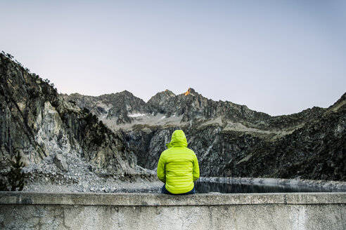 Frankreich, Hautes-Pyrenees, Massif du Neouvielle, Rückenansicht eines Mannes mit Blick auf die Aussicht - ACPF00392