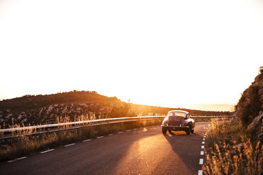 Spanien, Oldtimer auf der Straße bei Sonnenuntergang - ACPF00394