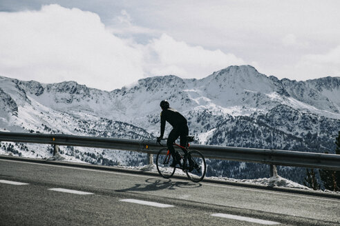 Andorra, Radfahrer auf Bergstraße mit verschneiten Bergen im Hintergrund - ACPF00395