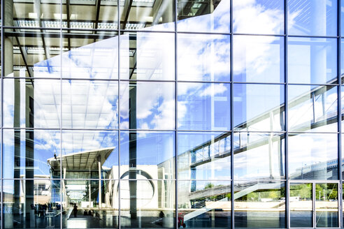 Deutschland, Berlin, Blick auf Paul-Loebe-Gebäude, Marie-Eisabeth-Lüders-Gebäude gespiegelt in der Glasfassade - PUF01364