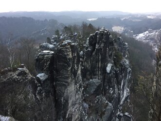 Deutschland, Sachsen, Sächsische Schweiz, Basteigebiet im Winter - JTF01170