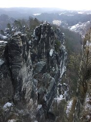 Deutschland, Sachsen, Sächsische Schweiz, Basteigebiet im Winter - JTF01171