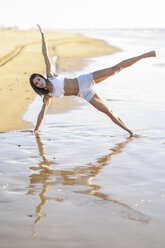 Sportliche Frau beim Training am Strand - JSMF00777