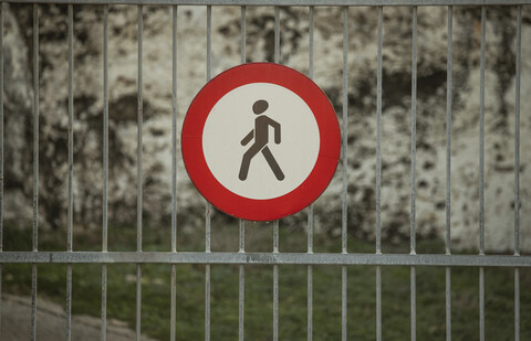 Verbotsschild für Fußgänger am Metallzaun, lizenzfreies Stockfoto