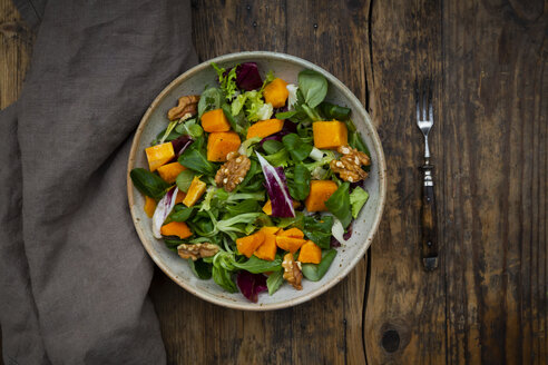 Gemischter grüner Salat mit Hokkaidokürbis und Walnuss - LVF07718