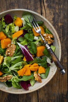 Gemischter grüner Salat mit Hokkaidokürbis und Walnuss - LVF07720