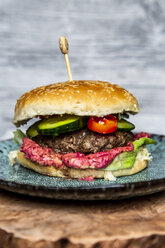 Hamburger with beetroot hummus, cucumber, tomato and salad - SARF04066