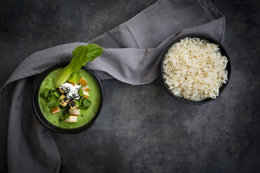 Grünes Thaicurry mit Spinat, Pak Choi, Tofu, saurer Sahne, schwarzem Sesam und Jasminreis - LVF07722