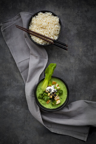 Grünes Thaicurry mit Spinat, Pak Choi, Tofu, saurer Sahne, schwarzem Sesam und Jasminreis, lizenzfreies Stockfoto