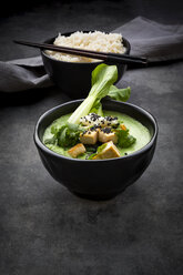 Grünes Thaicurry mit Spinat, Pak Choi, Tofu, saurer Sahne, schwarzem Sesam und Jasminreis - LVF07725