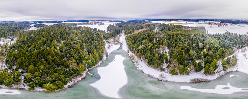 Deutschland, Baden-Württemberg, Ostalbkreis, Schwäbischer Wald, Luftaufnahme von Wald und Eisenbachstausee im Winter - STSF01836