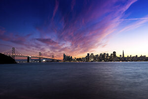 USA, Kalifornien, Skyline von San Francisco und Oakland Bay Bridge bei Sonnenuntergang - EPF00551