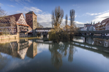 Historisches Fachwerkgebäude, Turm und Brücke über die Pegnitz, Nürnberg, Deutschland. - MINF10063