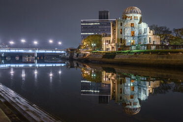 Die Genbaku-Kuppel spiegelt sich bei Nacht im See, Hiroshima, Japan. - MINF10093