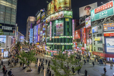 Straßenansicht mit beleuchteten Werbetafeln bei Nacht, Shinjuku, Tokio, Japan. - MINF10094