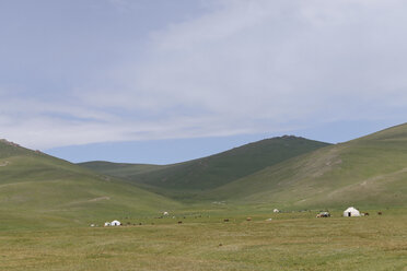 Traditionelle Jurten in einem Tal, Song kul, Kirgisistan. - MINF10099