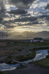 Sonnenuntergang über einer Hütte an einem Fluss mit fernen Bergen, Sary Moghul, Kirgisistan. - MINF10101