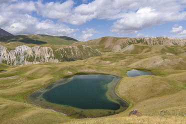 Landschaftsansicht mit Seen in einem von Bergen umgebenen Tal, Tulpar Kul, Kirgisistan. - MINF10105