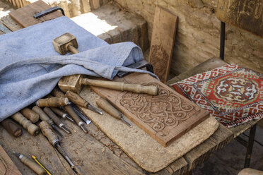 Nahaufnahme von traditionellen Holzbearbeitungswerkzeugen, Chiwa, Usbekistan. - MINF10111