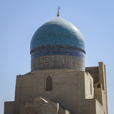 Außenansicht der Po-i-Kalyan-Moschee aus dem 16. Jahrhundert mit ihrer blau gekachelten Kuppel in Buchara, einer UNESCO-Welterbestätte., lizenzfreies Stockfoto